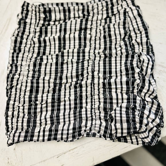 Adorable Black/White Plaid Rouched Mini. - Picture 1 of 1